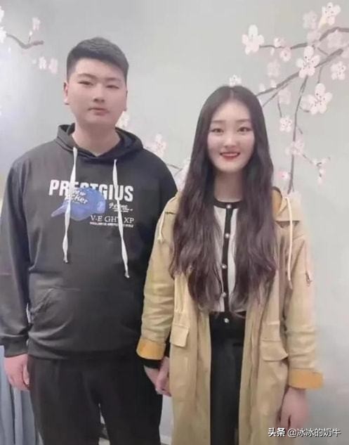 你別說,趙本山的公子牛牛跟朱小偉還真有點像,據說考試考過26分 你別說,趙本山的公子牛牛跟朱小偉還真有點像,據說考試考過26分