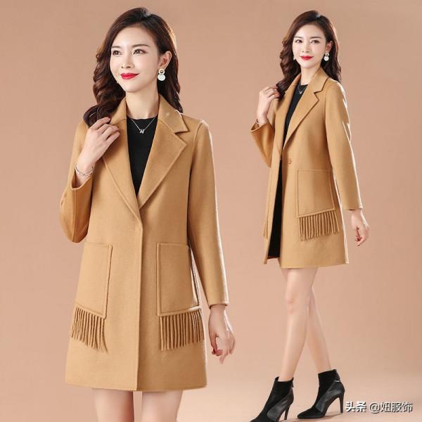 這幾款時髦顯瘦的雙面呢羊毛大衣，40-50歲的媽媽穿上高貴優雅
