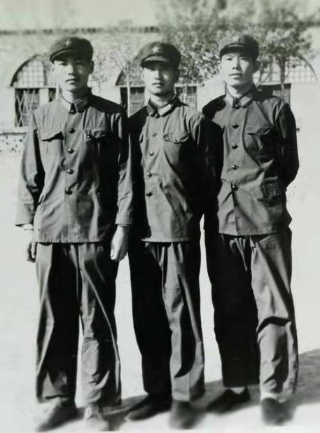 1958年軍區首長去遼寧一縣城，碰見糧庫警衛竟是犧牲5年的戰友