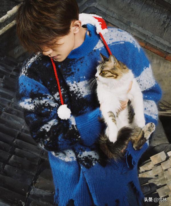 易烊千璽藍色毛衣配牛仔褲，非常的好看！看著都暖