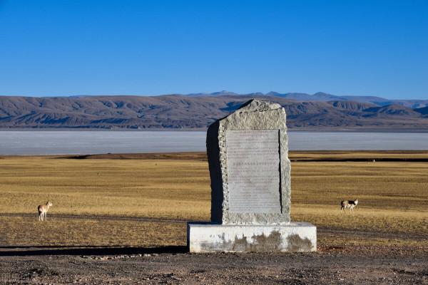 揹著界碑在國家的邊境反覆橫跳,違法嗎? 揹著界碑在國家的邊境反覆橫跳,違法嗎?