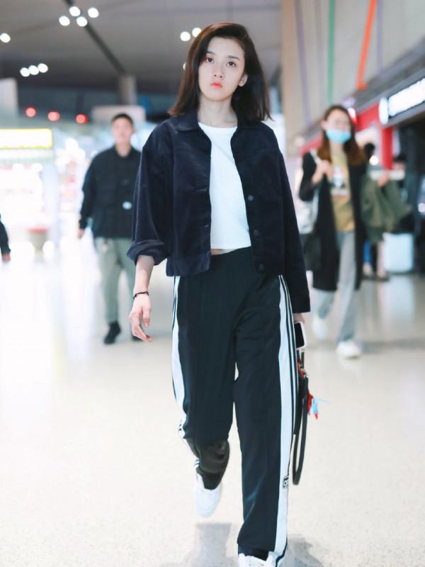 真搞不懂宋祖兒的新時尚，披塊兒毯子就出門了，但意外很有高階感