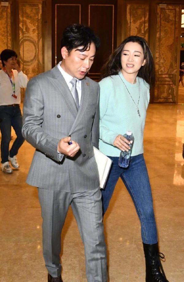 鞏俐真是會打扮自己,一身牛仔穿搭休閒低調,但很時髦又顯年輕 鞏俐真是會打扮自己,一身牛仔穿搭休閒低調,但很時髦又顯年輕