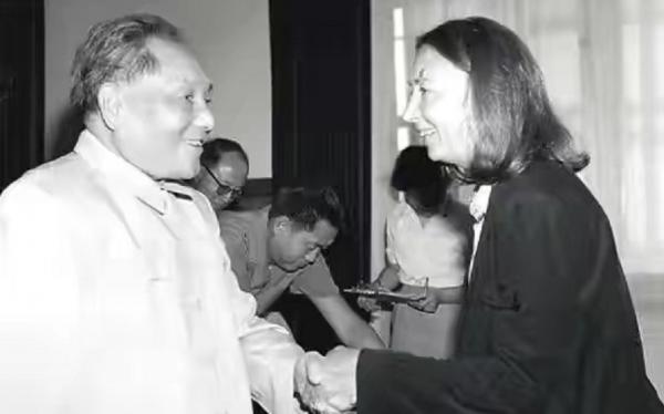 鄧小平：天安門前的毛主席像要世世代代掛下去