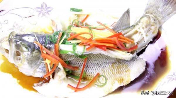 這才是清蒸鱸魚的正確做法,魚肉鮮嫩細膩,做法簡單,好吃沒腥味 這才是清蒸鱸魚的正確做法,魚肉鮮嫩細膩,做法簡單,好吃沒腥味