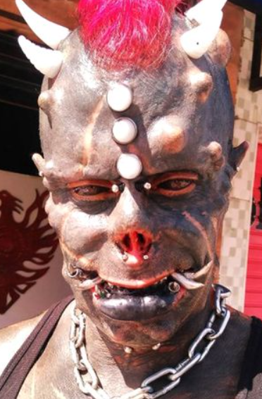 巴西一男子另類追星，60多次手術後，計劃贏得世界吉尼斯世界紀錄