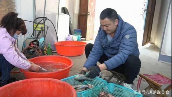 山東小夫妻擺攤賣小吃，8元一個用的全是凍貨，月入3萬喜提豪車