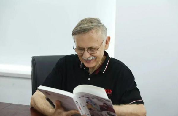 美籍教授潘維廉:攜妻子遠赴中國,先後4次申請綠卡只為成中國人 美籍教授潘維廉:攜妻子遠赴中國,先後4次申請綠卡只為成中國人