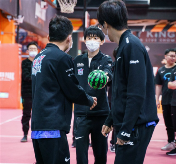 選手都橫著飛出去了？LPL運動會倒二是RNG，倒一沉默幾小時不吭聲