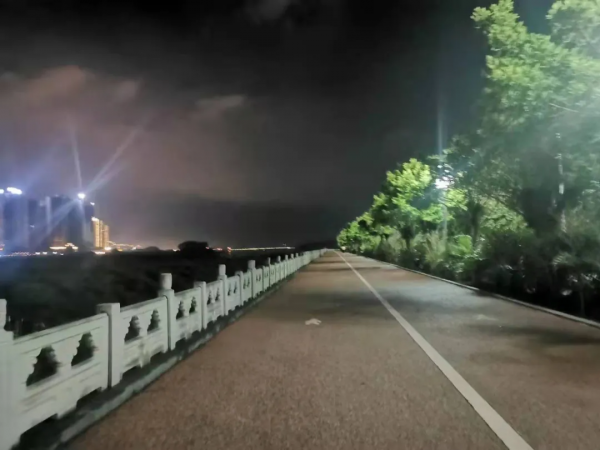 防城港一日遊：我和大劉酸了，想在這邊買房