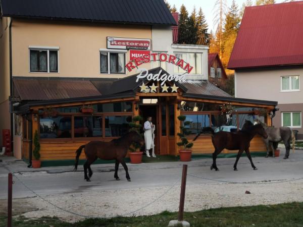 它是南斯拉夫電影《橋》所在地、也是最具“北歐風情”的南歐小鎮