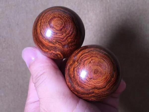 這東西，可一定拿穩嘍！海南黃花梨保健手球