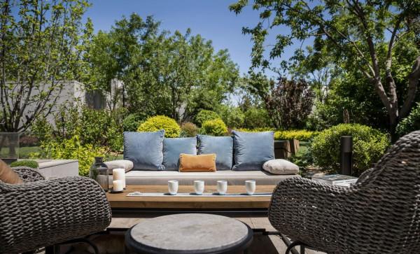 院子放桌椅休閒，總是有人操心下雨天淋溼，材質選對了我從不擔心