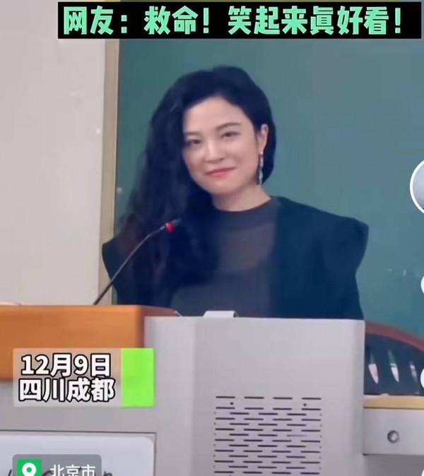 四川高校老師因酷似80年代港星而走紅，網友：學外語的果真不一樣