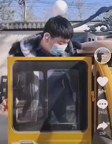 大衣哥兒子朱小偉是個低調不招搖的孩子