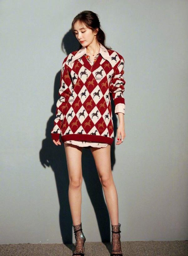 冬季搭配來了，“帶貨女王”楊冪大西裝配皮褲穿出寒意下的時尚感