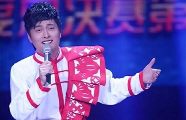 好歌手雲飛：娶&OpenCurlyDoubleQuote;古典女神&rdquo;美嬌妻，6登央視春晚，為人低調樸素