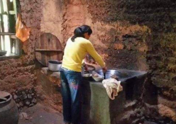 28年前，以692分考入人大，畢業後嫁入農村的伍繼紅，淪為貧困戶