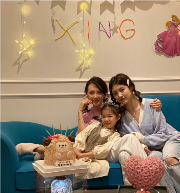 章子怡在汪峰身邊就變小女人！穿基礎裝氣質照樣出眾，比心太可愛