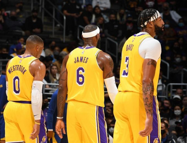 睜眼瞎判!詹姆斯傳球出界衝向女裁判強力施壓,隨後改判湖人球權 睜眼瞎判!詹姆斯傳球出界衝向女裁判強力施壓,隨後改判湖人球權