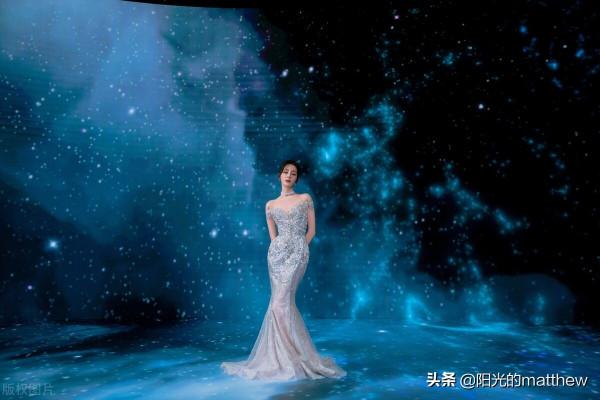 中國網路視聽年度盛典紅毯迪麗熱巴一字肩溜光長裙星光熠熠