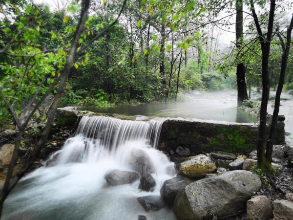 玉渡山邊忘憂湖畔 誤入詩畫仙境！以水為媒介訪青山遊綠水，在雲霧飄渺的清新山林間感悟自然之韻