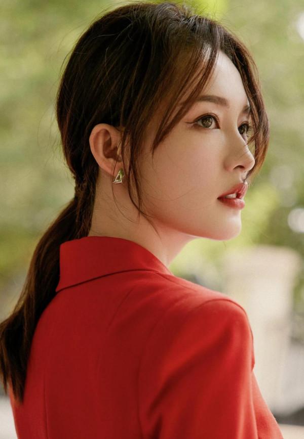 李沁穿紅色西服