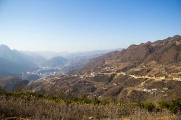 一山一路孤零零一棟老房子，秦嶺鎮安海棠山，山頂還住著一戶人家