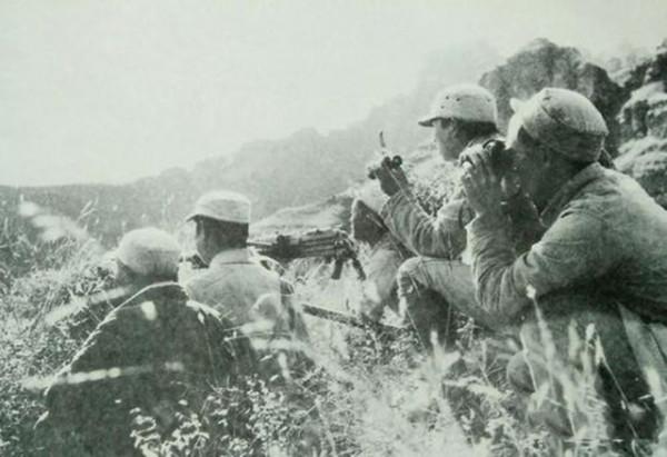 八路軍這場戰鬥，日軍舉著火把靠近我軍，旅長一看：不準開槍