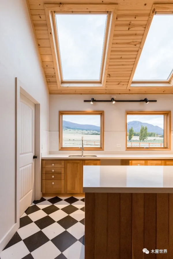 風景與陽光在屋裡匯合，原野中的 Haus III木屋住宅