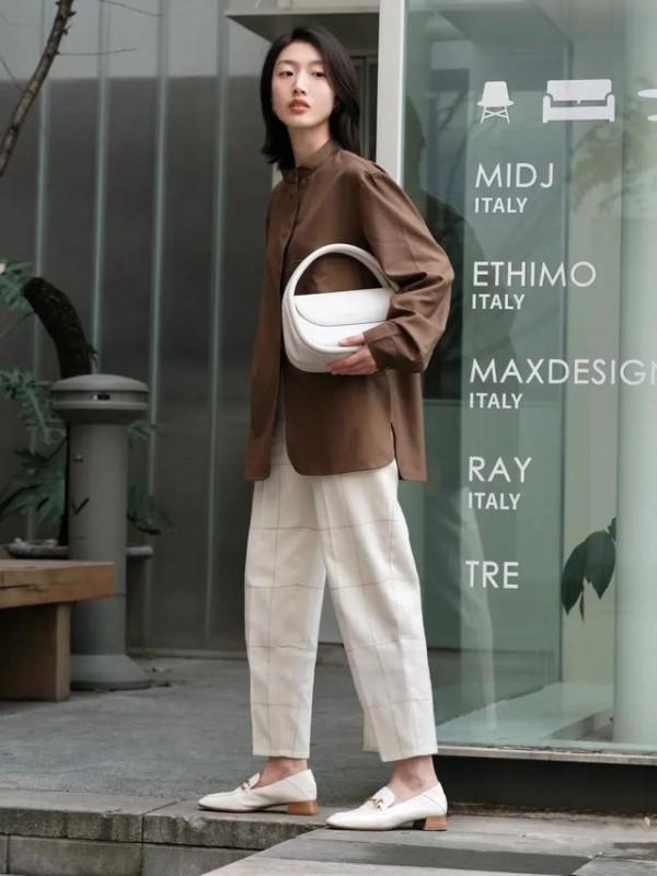 進入秋天，不要再穿小白鞋了，秋天流行這雙鞋百搭又耐看