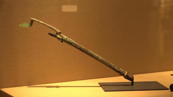 山西青銅博物館館藏“自拍杆”，這件文物實在有趣