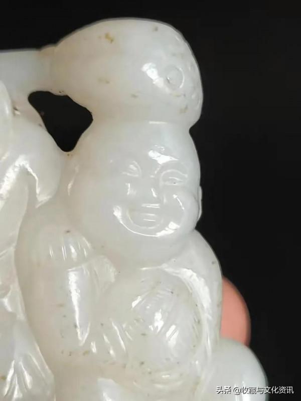 清代和田玉和合二仙掛件鑑賞