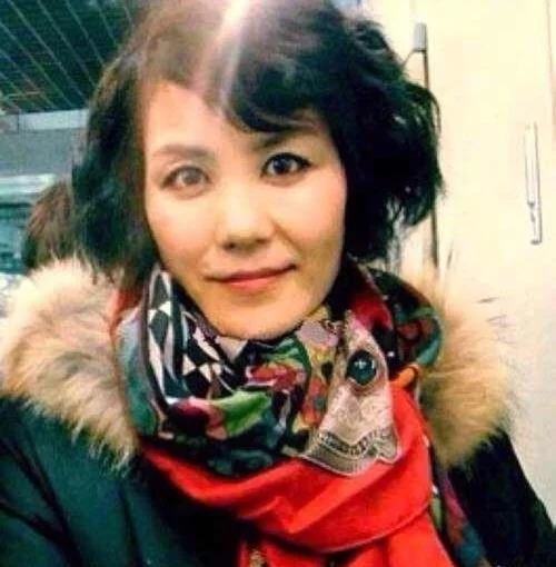 王菲氣質高就不會老一看就是50多歲的老阿姨了,臉垮的很厲害 王菲氣質高就不會老一看就是50多歲的老阿姨了,臉垮的很厲害