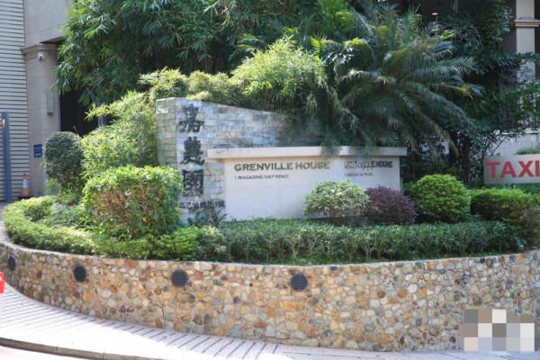 59歲港星曬家中巨型聖誕樹，新豪宅內景曝光，倆月前1.3億賣舊屋