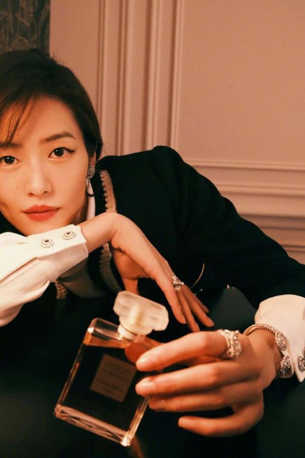 劉雯不愧是超模,穿基礎款去參加活動,簡單黑白配也能穿得很高階 劉雯不愧是超模,穿基礎款去參加活動,簡單黑白配也能穿得很高階