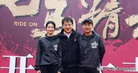 67歲成龍拍戲趴地吃土，為兒子鋪路不敢退休，卻把自己熬成爛片王