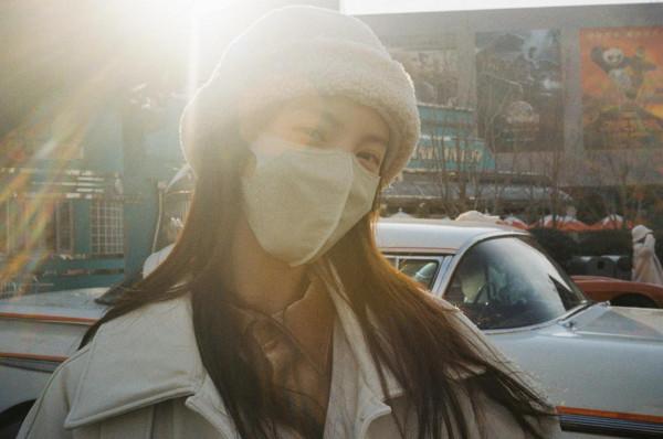 金晨環球影城遊玩庫存照，小黃人帽子也太可愛了吧！​​​