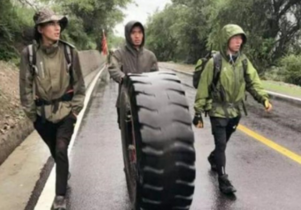 為何川藏線的路上,開始流行人們徒步滾著一個輪胎?看完漲知識了 為何川藏線的路上,開始流行人們徒步滾著一個輪胎?看完漲知識了