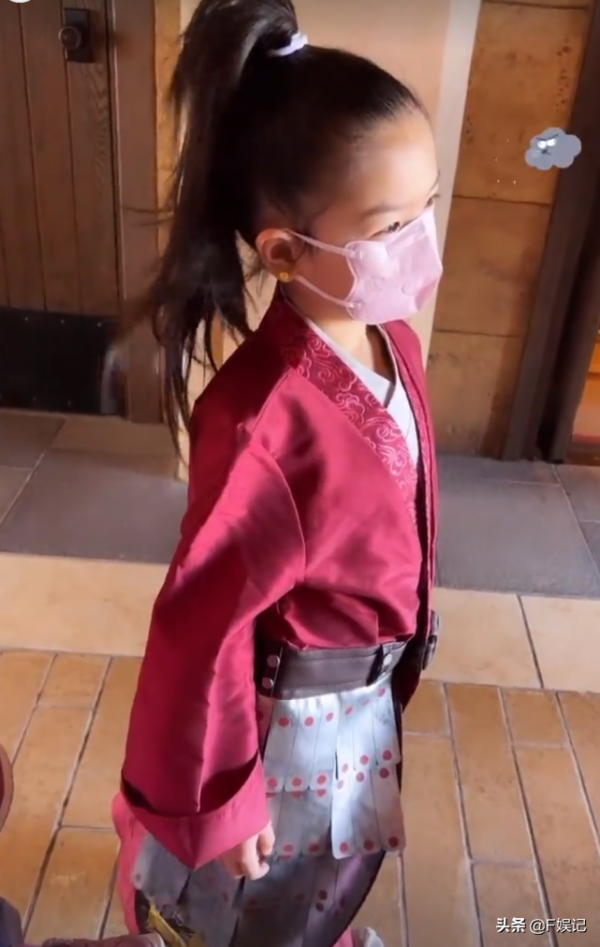 鍾麗淇一家四口去主題樂園遊玩為患罕見基因病的大女兒慶生