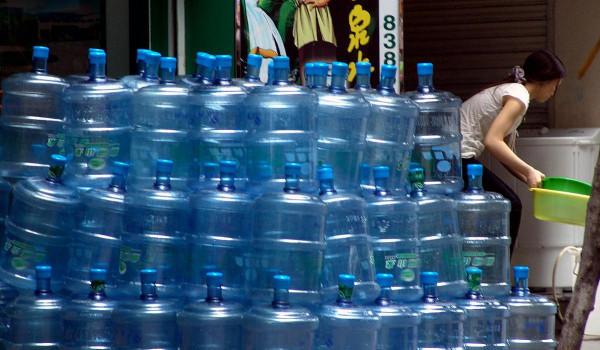 為什麼都說隔夜水不能喝,而桶裝水放好幾天都能喝?有差別嗎 為什麼都說隔夜水不能喝,而桶裝水放好幾天都能喝?有差別嗎