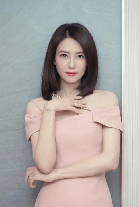 女神高圓圓腰肢纖細面板白皙一點也看不出42歲的年紀