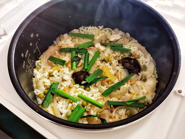 這麼做臘肉雜蔬燜飯營養又下飯，鄰居都能聞到香