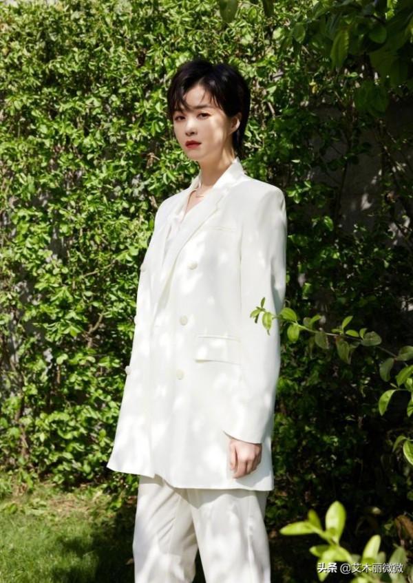 女人儘量別上衣塞褲腰，學學蔣欣這樣穿，出門賺足回頭率