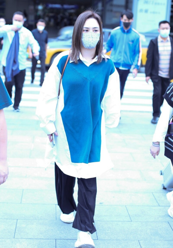 阿嬌發胖後衣品“堪憂”，穿大碼襯衫還配闊腿褲，目測像130斤