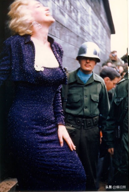 1954年瑪麗蓮·夢露（Marilyn Monroe）為駐韓美軍唱歌的照片