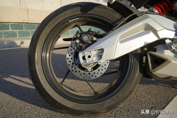 阿普利亞RS660，帥氣的&OpenCurlyDoubleQuote;狠&rdquo;角色