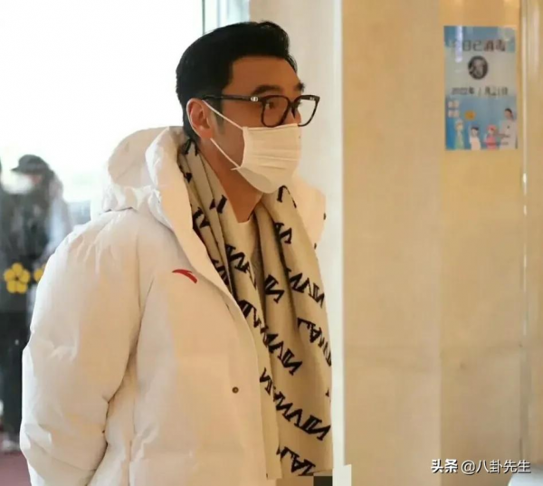 5位港臺明星參加春晚聯排：陳妍希背8萬包包，71歲譚詠麟自搬行李