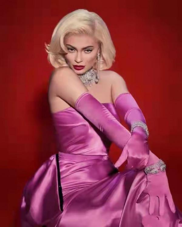 24歲金小妹喜得二胎！與男友至今未婚卻已育兩娃，身家高達58億