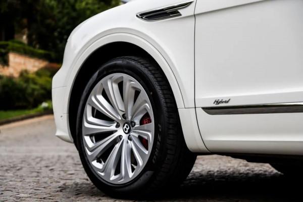 “失去聲浪”的賓利添越如何引人注目 | CAR REVIEWS